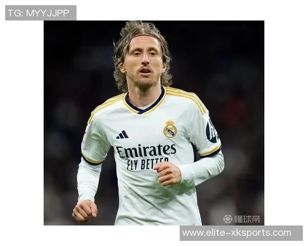 四位足球爱好者共同揭秘四位足球明星的成长历程与精彩瞬间